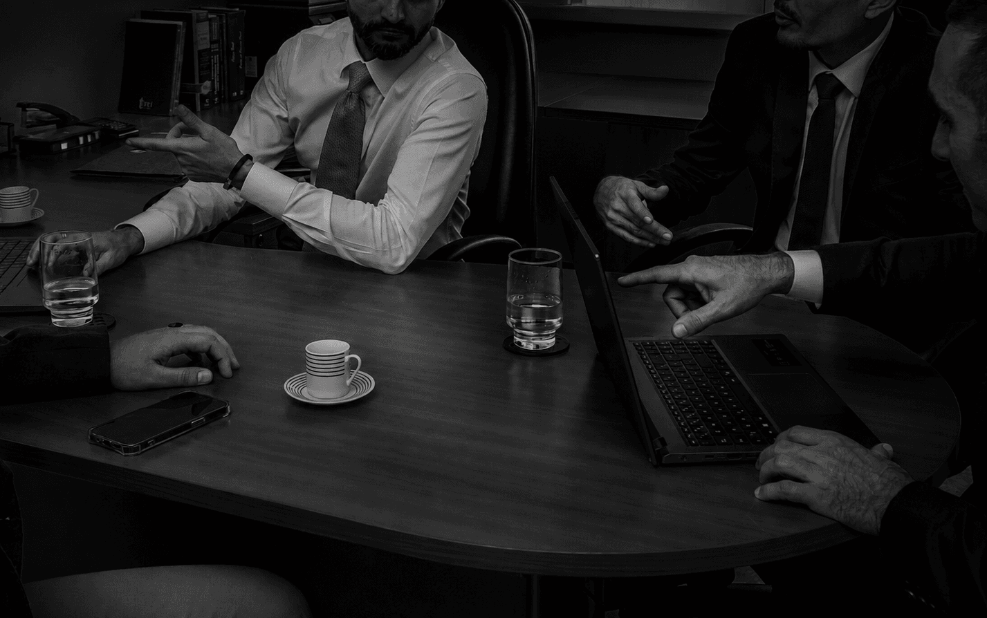 Equipe de advogados do escritório LT Law reunida na mesa de reunião