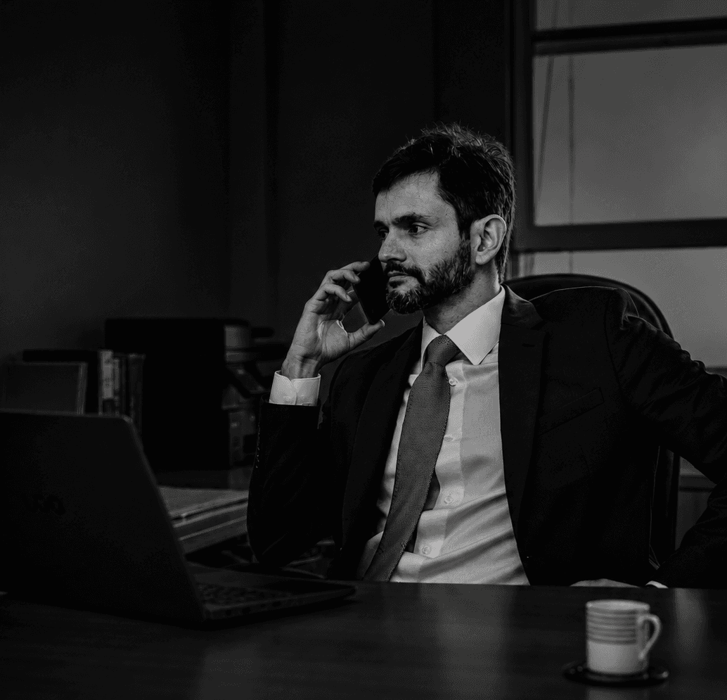Advogado ao telefone no escritório LT Law